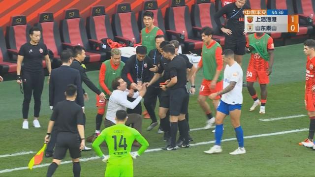 半岛体育在线-就这？中超争冠战成群殴闹剧 全场5红10黄10次中断