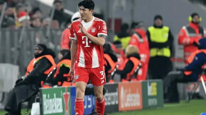 半岛体育在线-金玟哉赛后向队友致歉,球迷掌声回应红牌争议|图片报|比赛判罚|圣吉|罗斯|道歉_新浪体育_新浪新闻