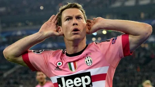 半岛体育-利希施泰纳：皮尔洛的纪律性让我惊讶，他场上从不吝惜跑动