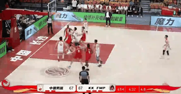 半岛体育官网-王俊杰拼下前场板未能打进，目前14中5得到14分14篮板